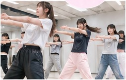 ダンスレッスンをするアイドル